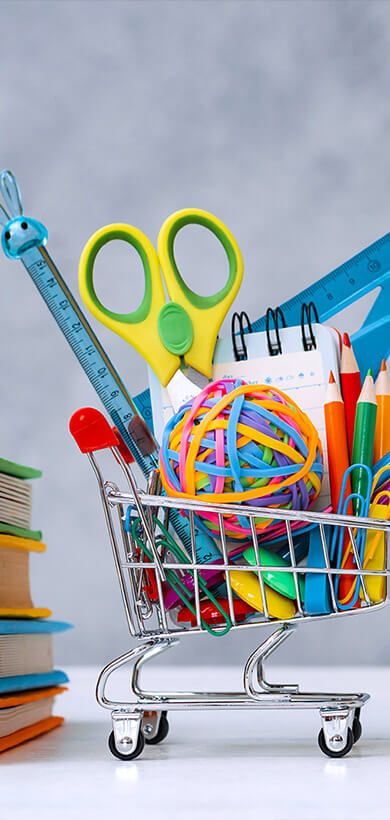 Un caddie de supermarché avec un tas d'outils dedans